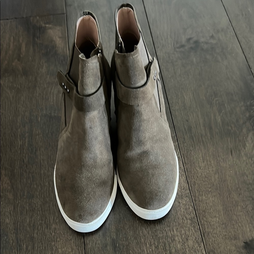Women Linea Paolo Brown Suede Ankle Boots.  Women size 6